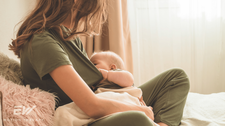 5 Tips Simple Menghindari Bahu Capek saat Menyusui