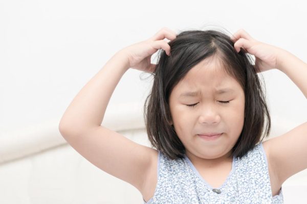 10 Cara Mengatasi Rambut Berketombe pada Anak-anak