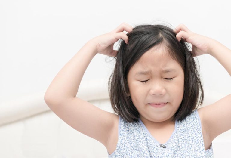 10 Cara Mengatasi Rambut Berketombe pada Anak-anak