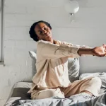 7 Gerakan Mudah Saat Bangun Tidur Agar Leher Lebih Siap