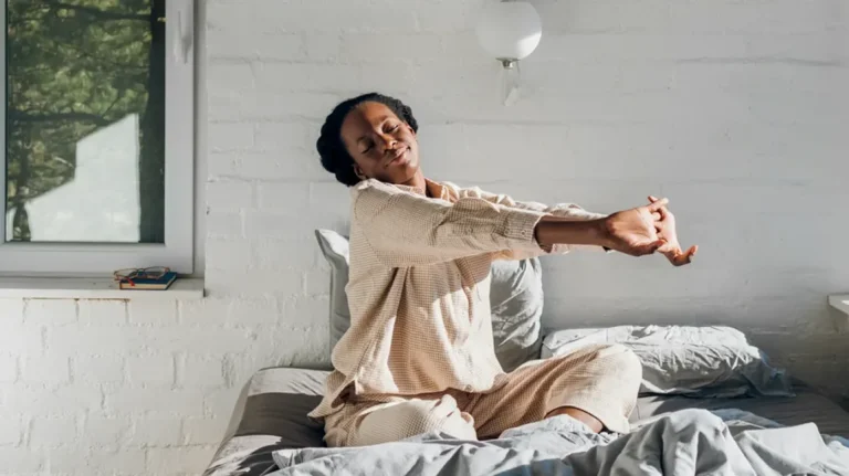 7 Gerakan Mudah Saat Bangun Tidur Agar Leher Lebih Siap