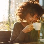 7 Trik Menjaga Gigi Sehat Meski Sering Minum Kopi