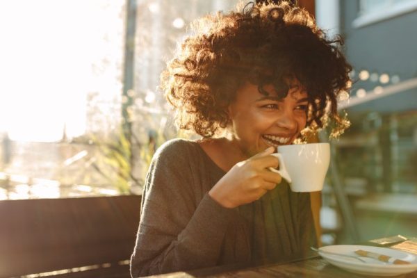7 Trik Menjaga Gigi Sehat Meski Sering Minum Kopi